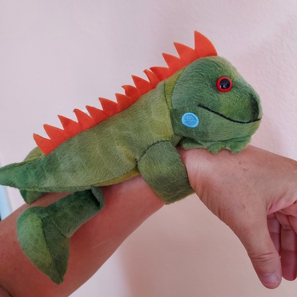 Wild Republic Green Lizzard Wrist Hugger Plush Stuffed Animal 9” - Picture 1 of 9